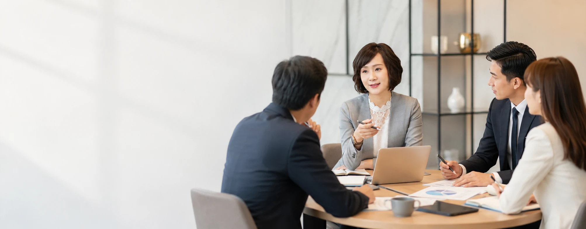 知己知途主理人與企業代表進行組織方向與合作洽談
